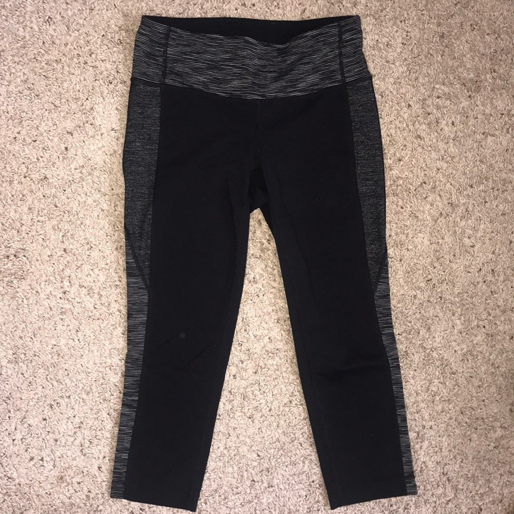 Cropped black/patterned Athleta leggings